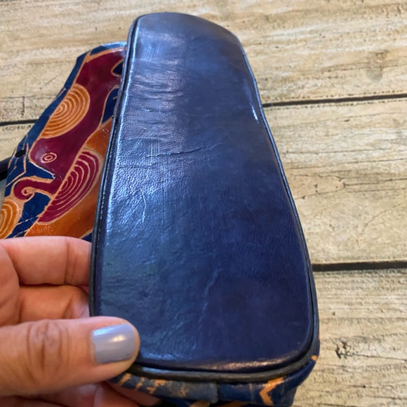 Beautiful 90’s tooled leather colorful elephant pattern hand purse. - Picture 7 of 15